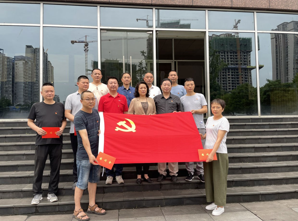 建黨百年送關(guān)懷 七一慰問暖人心 ——市鐵路集團(tuán)黨委組織開展“七一”前夕走訪慰問生活困難黨員活動(dòng).png